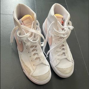 Womens size 7.5 Nike blazer mid ‘77 vintage women’s